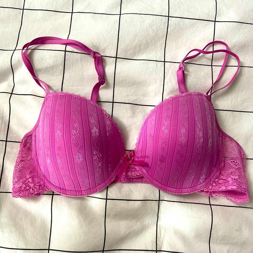 Lacy pink bra 34C